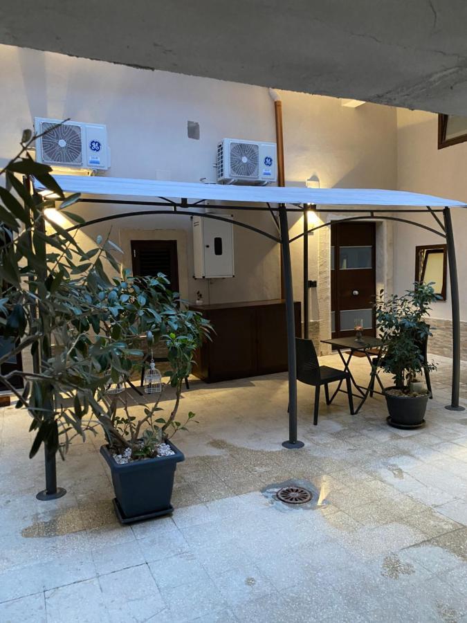 Il Cortiletto28 Rooms & House Сиракузы Экстерьер фото