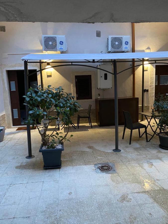 Il Cortiletto28 Rooms & House Сиракузы Экстерьер фото
